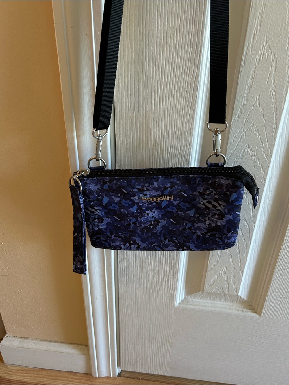 Baggallini Dual pocket Crossbody Wristlet